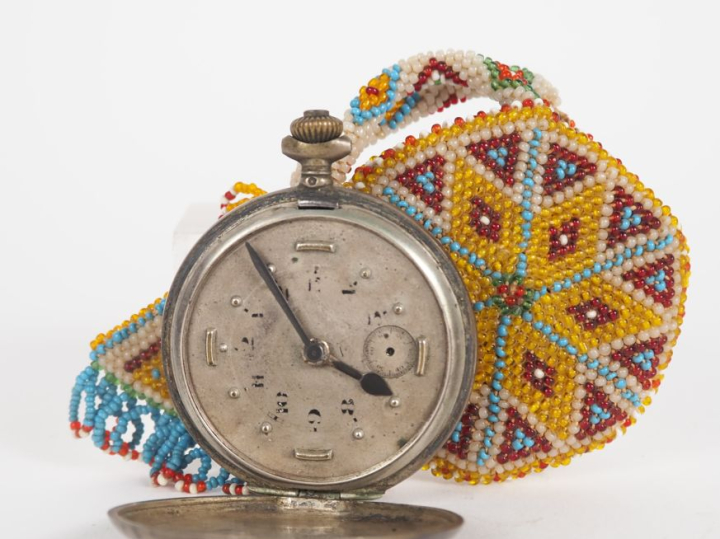 Montre de gousset de style Art Déco en argent, dans son étui en perles