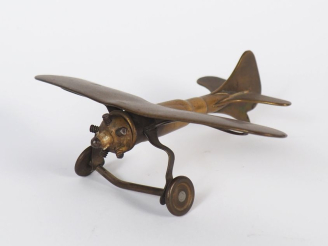 Vente aux enchères Avion miniature en laiton. Dim 10 x 12 cm.