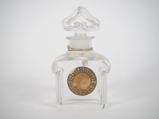 Vente aux enchères BACCARAT. Flacon de parfum Guerlain. Signé. H. 12 cm.