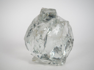 Vente aux enchères Grand spécimen en cristal de roche. Dim. 15 x 23 x 15 cm.