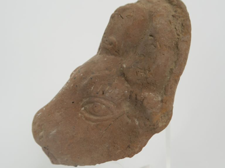 Égypte romaine. Tête de figurine du dieu taureau Apis avec l’uraeus et
