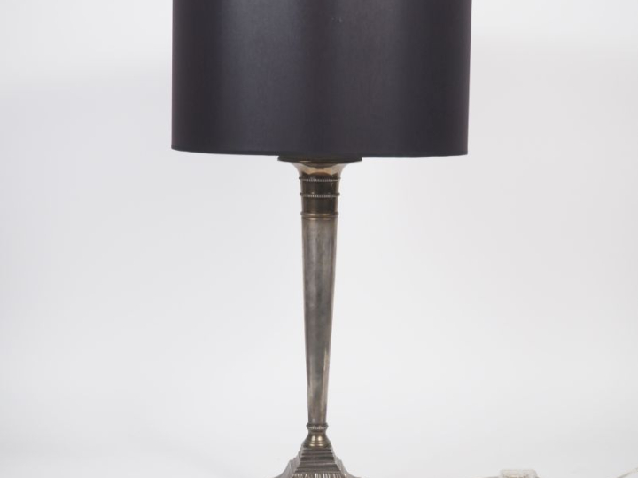Lampe de style Louis XVI en métal argenté à décor de frises de perles 