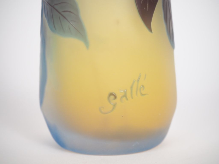 GALLE. Vase en verre à décor gravé en camée et à l'acide de fleurs et 