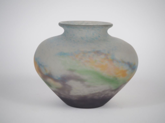 Vente aux enchères MULLER Frères à Lunéville. Vase en verre moucheté. H. 20 cm.