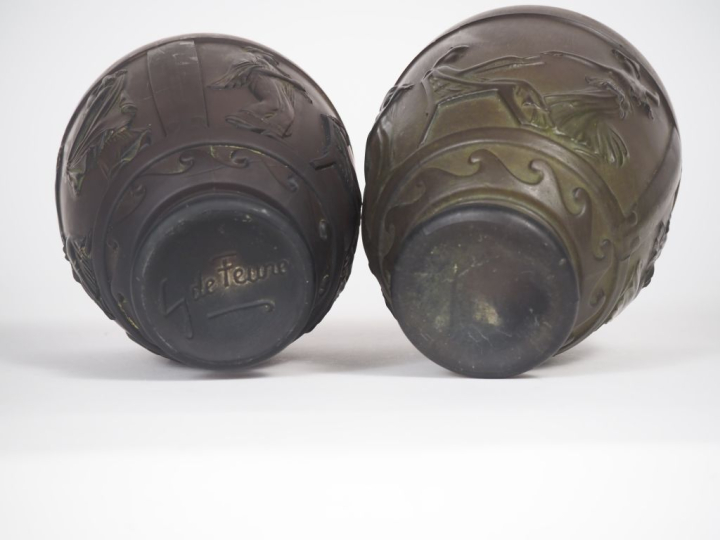 Georges DEFEURE. Paire de vases en verre à décor dans des réserves de 