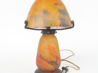 Vente aux enchères CROISMARE. Lampe en verre moucheté bleu, rouge-orangé et jaune. Signée
