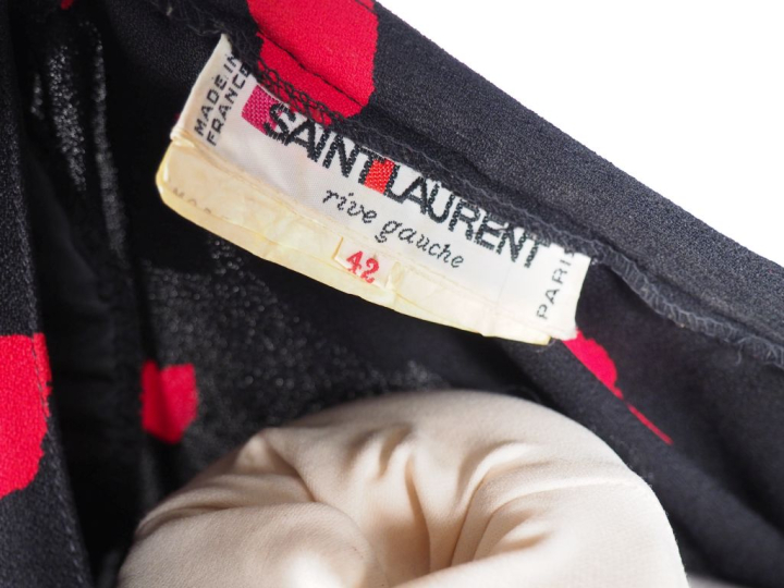 SAINT LAURENT, Rive gauche Robe longue à épaulettes, à décor de pois r