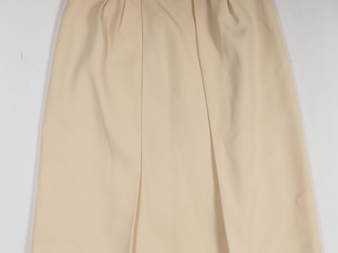 SAINT LAURENT, Rive gauche Jupe à pinces de couleur ivoire.  Deux poch