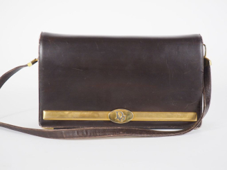 Vente aux enchères Christian DIOR, Paris Sac porté épaule vintage en cuir marron.  Garnit
