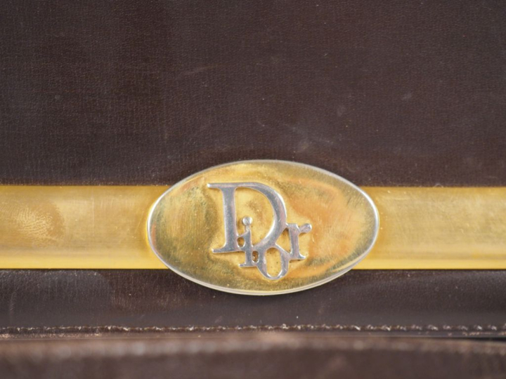 Christian DIOR, Paris Sac porté épaule vintage en cuir marron.  Garnit