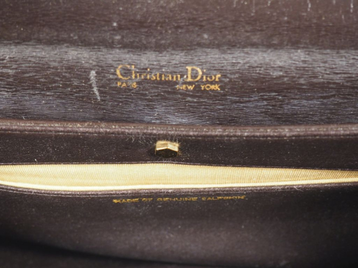 Christian DIOR, Paris Sac porté épaule vintage en cuir marron.  Garnit