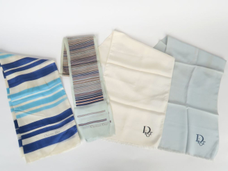Vente aux enchères Christian DIOR Ensemble de quatre petits foulards en soie de forme rec
