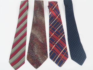 Vente aux enchères Christian DIOR Ensemble comprenant quatre différentes cravates.  Deux 