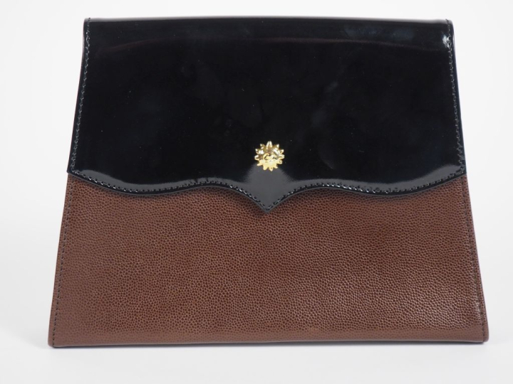 Christian LACROIX Pochette en cuir grainé marron et noir vernis.  Ferm