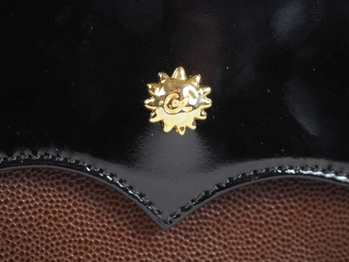 Christian LACROIX Pochette en cuir grainé marron et noir vernis.  Ferm