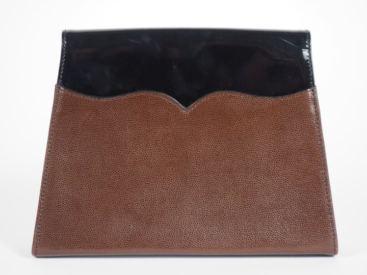 Christian LACROIX Pochette en cuir grainé marron et noir vernis.  Ferm