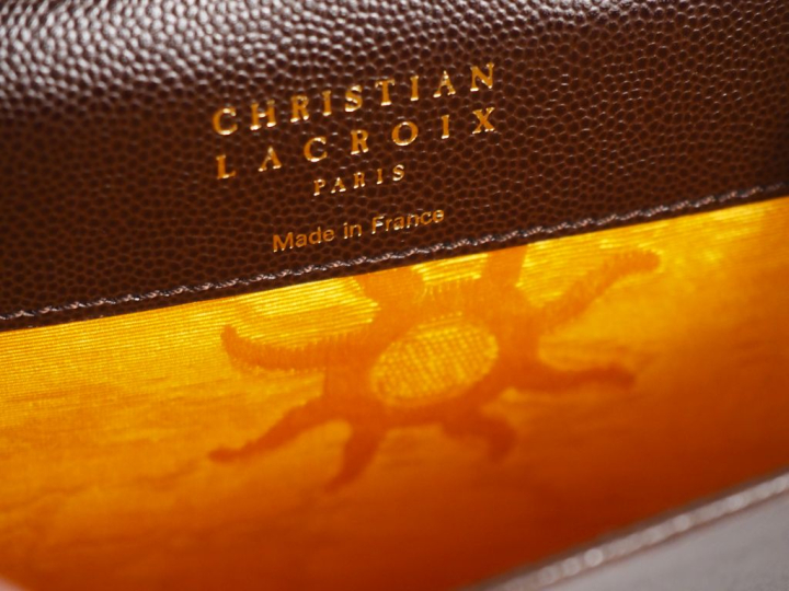 Christian LACROIX Pochette en cuir grainé marron et noir vernis.  Ferm