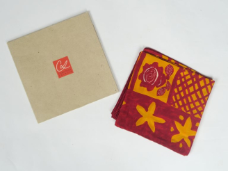Vente aux enchères Christian LACROIX Foulard probablement en soie, à décor de motifs jaun