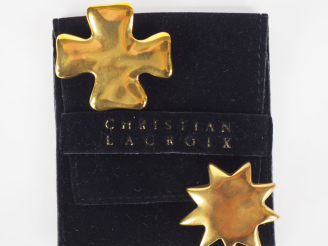 Vente aux enchères Christian LACROIX Ensemble comprenant :   - une broche en métal doré e