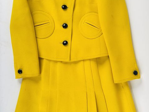Création Pierre CARDIN Ensemble de tailleur, jupe et veste, de couleur