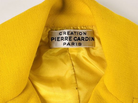 Création Pierre CARDIN Ensemble de tailleur, jupe et veste, de couleur