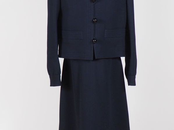 Création Pierre CARDIN Ensemble robe et veste bleu marine.  Robe sans 