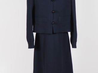Vente aux enchères Création Pierre CARDIN Ensemble robe et veste bleu marine.  Robe sans 