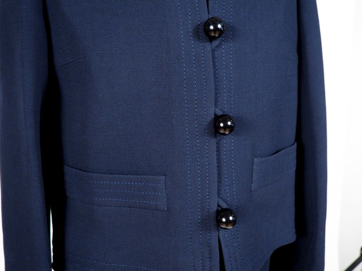 Création Pierre CARDIN Ensemble robe et veste bleu marine.  Robe sans 