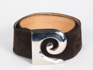 Vente aux enchères Pierre CARDIN, Paris Large ceinture en daim marron.  Boucle en métal a