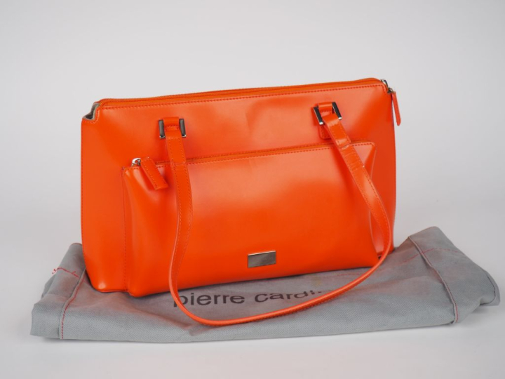 Pierre CARDIN  Sac porté épaule en cuir orange.  Deux anses.  Une poch