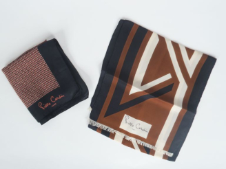 Vente aux enchères Pierre CARDIN, Paris Ensemble comprenant :  - un foulard probablement 