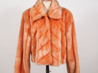 Vente aux enchères BALMAIN Manteau court imitation fourrure en acrylique, de couleur saum