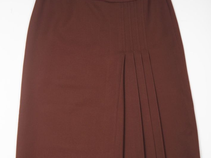 CELINE, Paris Jupe plissé lie-de-vin en laine (100%).  La ceinture agr
