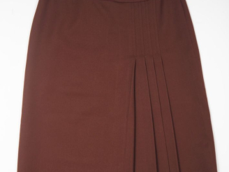 Vente aux enchères CELINE, Paris Jupe plissé lie-de-vin en laine (100%).  La ceinture agr