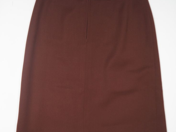 CELINE, Paris Jupe plissé lie-de-vin en laine (100%).  La ceinture agr