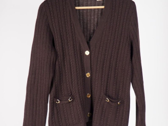 Vente aux enchères CELINE, Paris Pull à encolure "V" en laine de couleur marron.  Ouvertu