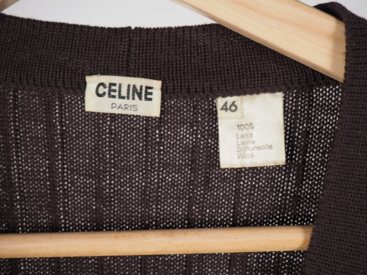 CELINE, Paris Pull à encolure "V" en laine de couleur marron.  Ouvertu