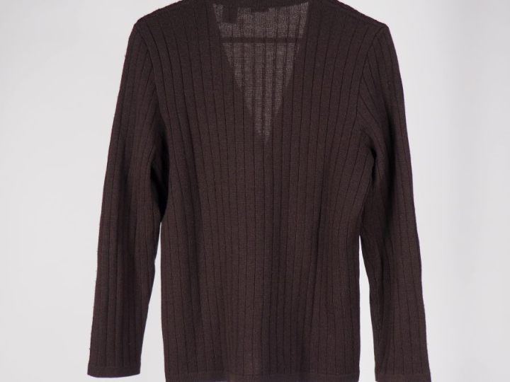 CELINE, Paris Pull à encolure "V" en laine de couleur marron.  Ouvertu
