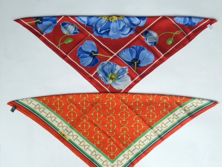 CELINE, Paris Ensemble comprenant :  - un foulard en soie, à décor de 