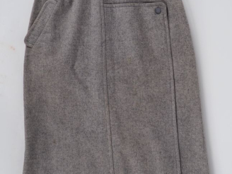 Vente aux enchères COURREGES, Paris Jupe longue en laine (92%), polyamide (8%) grise. Fer