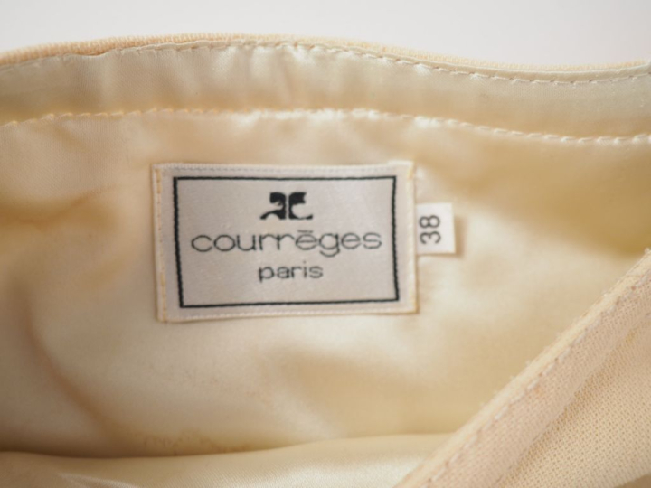 COURREGES, Paris Robe crème en laine (95%) et polyamide (5%).  Ouvertu