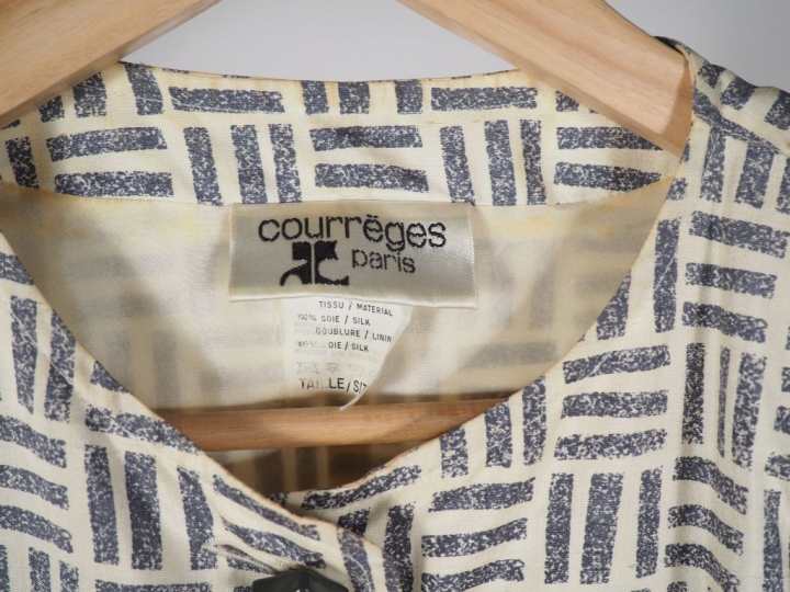 COURREGES, Paris Ensemble de tailleur, jupe et veste, en soie (100%), 