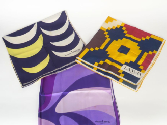 Vente aux enchères Jeanne LANVIN, Paris Ensemble comprenant deux différents foulards en s