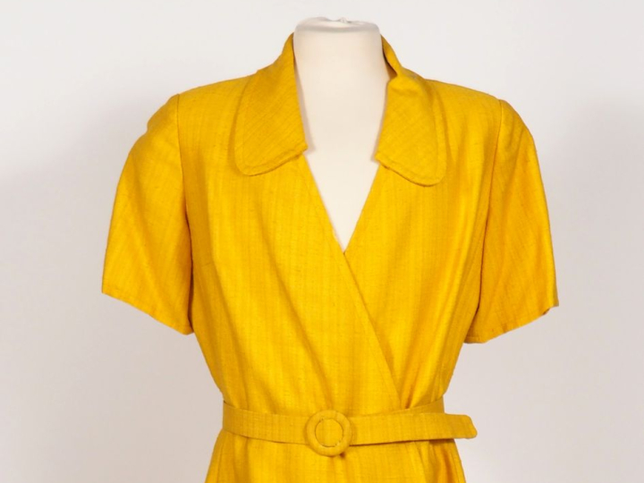 Nina RICCI, Boutique, Paris Robe à manches courtes et ceinture de coul