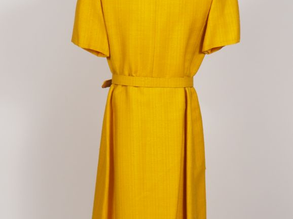 Nina RICCI, Boutique, Paris Robe à manches courtes et ceinture de coul