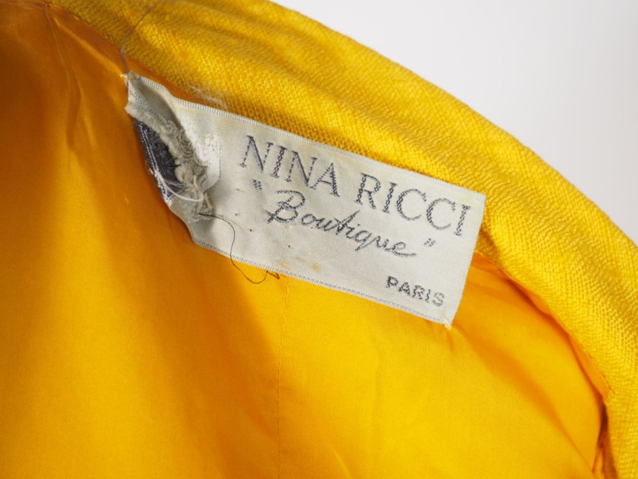 Nina RICCI, Boutique, Paris Robe à manches courtes et ceinture de coul