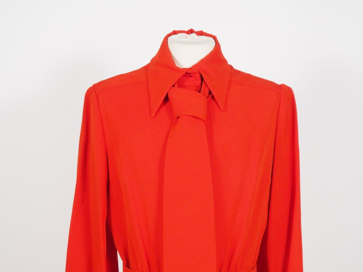 Mademoiselle RICCI, Nina RICCI Robe longue à ceinture.  Ouverture à l'