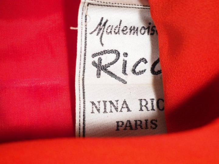 Mademoiselle RICCI, Nina RICCI Robe longue à ceinture.  Ouverture à l'