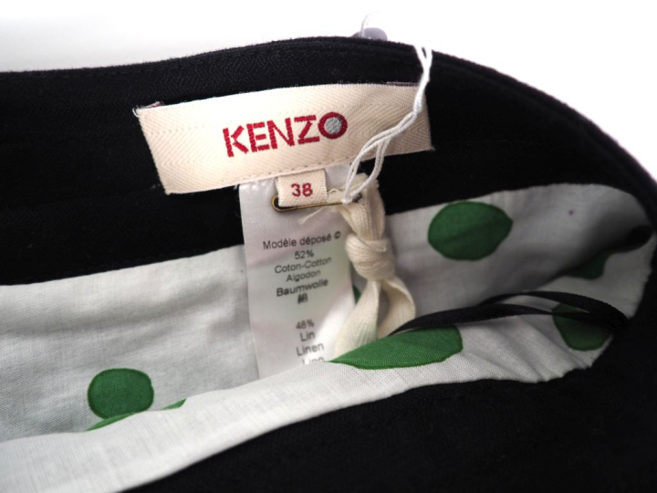 KENZO Jupe courte plissée noir en coton (52%) et lin (48%). Deux poche