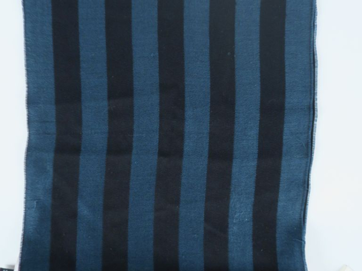 KENZO Echarpe en laine (70%) et soie (30%), rayée bleu et noir et agré